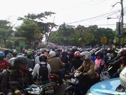 Beginilah Semrawutnya Lalin di Lokasi Tabrakan KRL Vs Truk BBM di Bintaro