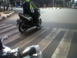 Pak Polisi ini Harusnya Beri Contoh Baik, Jangan Parkir di Zebra Cross