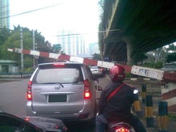  Perilaku Pengendara, dari Terobos hingga Ngetem di Perlintasan KA 