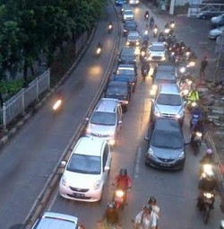 Jangan Ditiru! Pemotor Ini Masih Saja Nekat Terobos Jalur TransJ