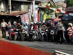 Terobos Pintu Perlintasan Kereta Api, Didenda Rp 750 Ribu!