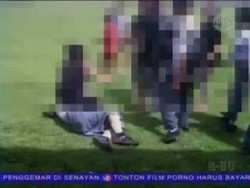 2 Siswi Berkelahi Disaksikan Rekan-rekannya