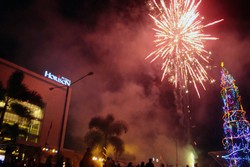Wow! Pohon Natal Tertinggi Se-Indonesia Ada di Purwokerto