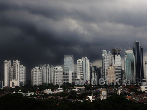 Awan Gelap Payungi Jakarta 