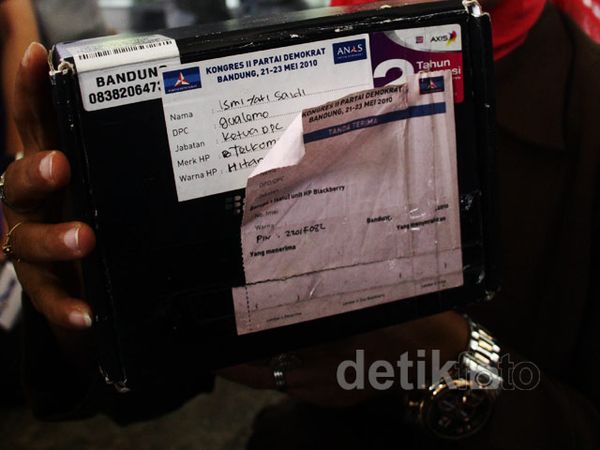 Diperiksa KPK, Ismiyati Bawa BB Pemberian Tim Anas