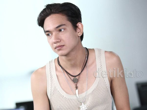 Adipati Dolken Bersinglet ala Bim Bim Slank
