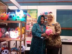 Cerahnya Bisnis Boneka Lampu Anak-anak