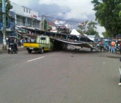 Reklame Timpa Dua Mobil, Jalan Buahbatu Sempat Ditutup 1 Jam