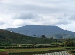 Ternyata Gunung Ini Terlihat Seperti Perahu Terbalik Hanya dari Satu Arah