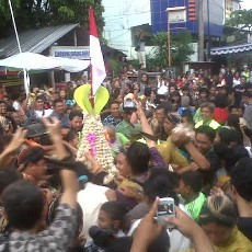 Ratusan Warga Yogya Berebut Gunungan yang Terbuat Dari 3 Ribu Lebih Bakpia