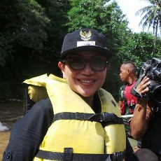Lurah Susan Terjun ke Ciliwung Bareng Kopassus