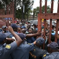 Tak Bisa Saksikan Jenazah Mandela, Ratusan Warga Afsel Dorong-dorongan