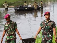 Anggota TNI Bersihkan BKT