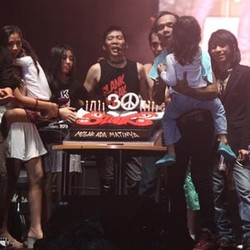 Kehangatan di Atas Panggung Megah Konser 30 Tahun Slank