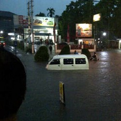 Diguyur Hujan, Bandung Disergap Banjir Cileuncang dan Macet