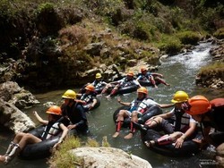 Byur! Asyiknya Cave Tubing di Kalisuci