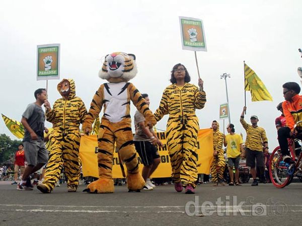Puluhan Boneka Mengaum Saat Aksi di Silang Monas