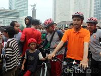 Bersepeda Pagi di Bunderan HI, Jokowi Diserbu Warga