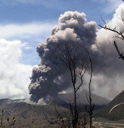 Jalur ke Bromo Longsor Sepanjang 20 Meter
