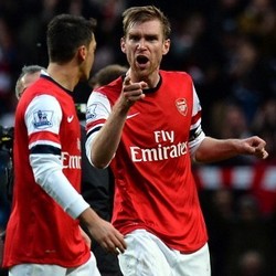 Ketika Oezil Kena Omel Mertesacker
