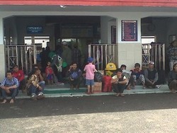Tanah Longsor di Garut, Ratusan Penumpang di Stasiun Tasikmalaya Terlantar