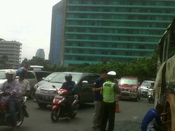 Banyak Pemotor yang Ingin Lihat Bus Terbakar, Lalin di HI Tersendat