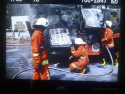 Byuur! 2 Mobil Pemadam Jinakkan Api yang Membakar Bus Bianglala di HI