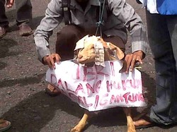 Warga dan Mahasiswa Potong Kambing Rayakan Penangkapan Kajari oleh KPK