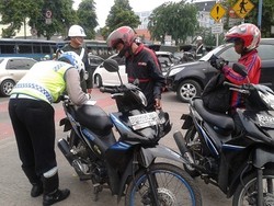 Tak Ada Polisi, Jalur TransJ Mampang Kembali Dipenuhi Pemotor