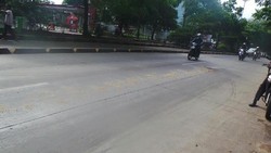 Hati-hati! Ada Tumpahan Solar di Depan Gedung Aldevco Warung Buncit