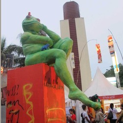 Jadi Simbol Warga Bantaran Kali, Patung Kodok Duduk Termenung Menarik Perhatian Pengunjung 