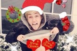 Dukung Kampanye Free the Nipple, Miley Cyrus Pamer Payudara di Kartu Natal