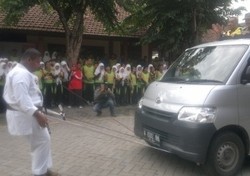 Hebat, Bocah Kelas 1 SMP Ini Tarik Mobil dengan Giginya