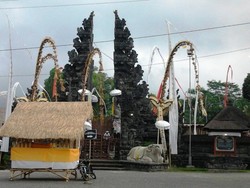 Eksotisme Pura Gunung Raung di Bali