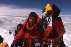 Ini Traveler Tuna Netra Pertama yang Sampai Puncak Everest