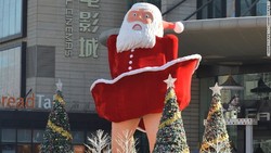 Di China, Santa Claus Didandani dengan Rok Marilyn Monroe