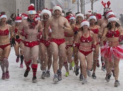 Lagi Salju Tebal, 70 Orang di Toronto Malah Lari Pakai Bikini