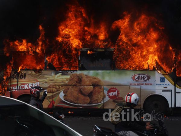 Bus Terbakar di Bundaran HI