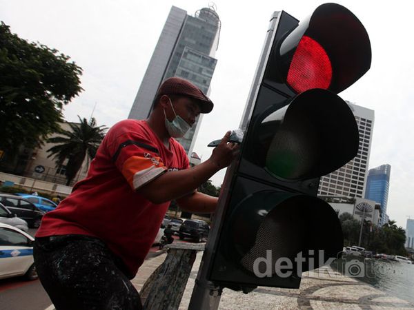 Perawatan Lampu Lalu Lintas