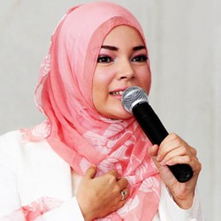 Belajar Agama, Dewi Sandra Diminta Salat Tepat Waktu