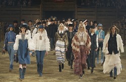 Tampilkan Koleksi Bergaya Indian, Chanel Dituntut Suku Asli Amerika