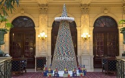 Nyam! Pohon Natal Besar Ini Tersusun dari 8.000 Macaron Warna-warni!