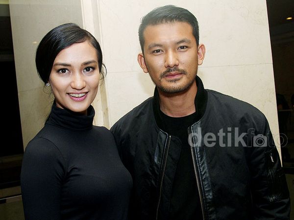 Pasangan Serasi Atiqah Hasiholan dan Rio Dewanto