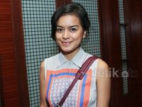 Senyuman Manis Eva Celia