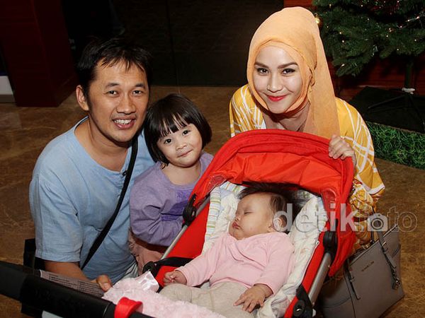 Keluarga Kecil Hanung Bramantyo dan Zaskia Mecca