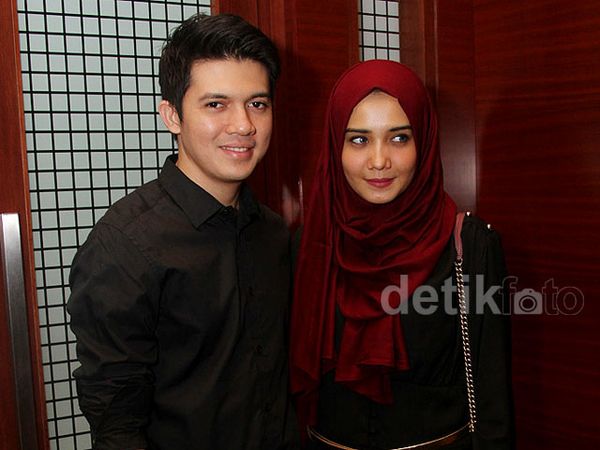 Gaya Serba Hitam Irwansyah dan Zaskia Sungkar