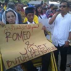 Puluhan Warga Geruduk Kejari Tuntut Penghulu Kota Kediri Dibebaskan