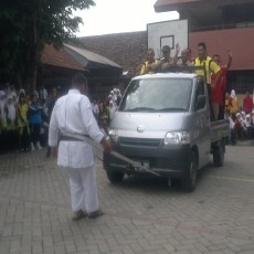 Bocah Kelas 1 SMP Ini Tarik Mobil dengan Giginya