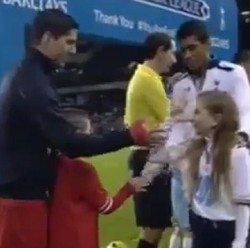 Ketika Luis Suarez Kena Dikerjai Gadis Kecil dari Kubu Spurs