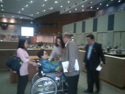 Salut! Anggota DPR Ini Tetap Hadir Paripurna Meski Pakai Kursi Roda